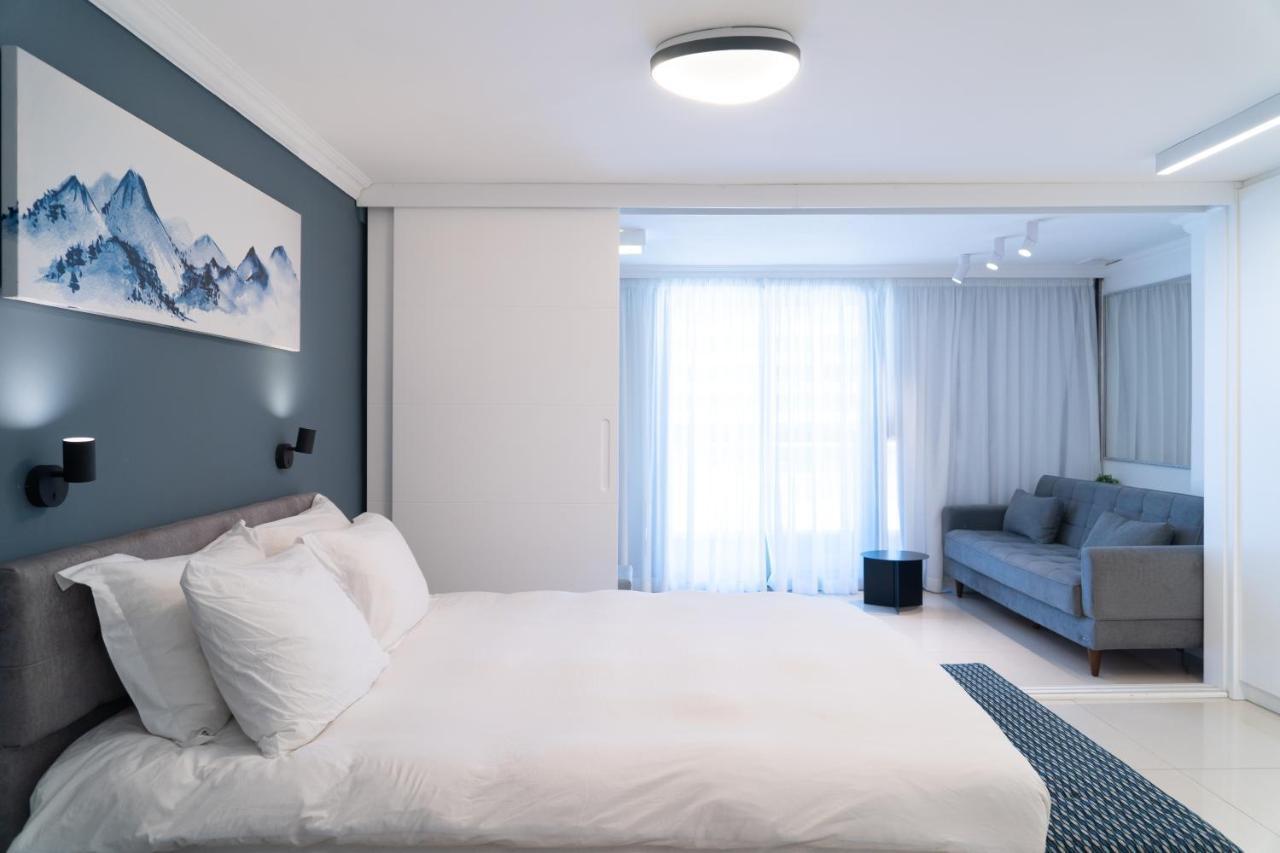Beachfront Boutique Apartment Herzelia Exteriör bild