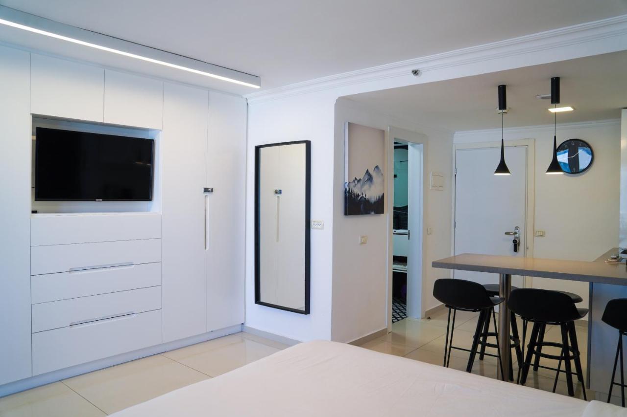 Beachfront Boutique Apartment Herzelia Exteriör bild